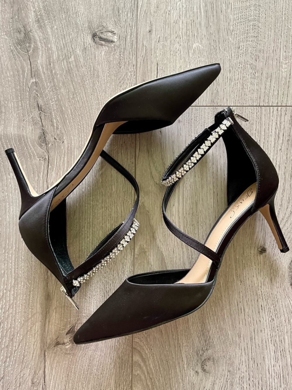 Jewel Badgley Mischka Alaia Pointed-Toe Kitten Heel in black satin. Size 9
